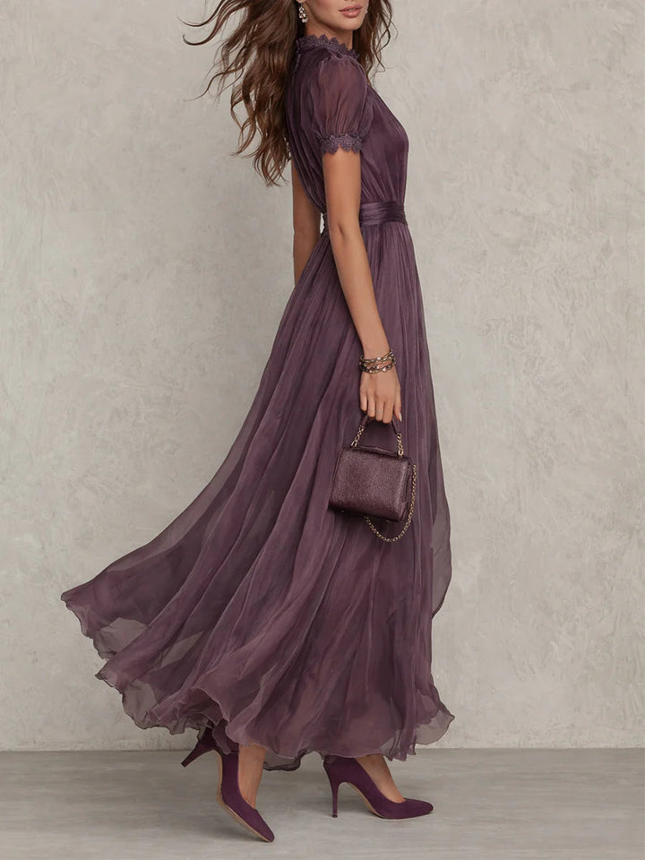 Abito lungo con scollo a goccia viola e bordi in pizzo di chiffon